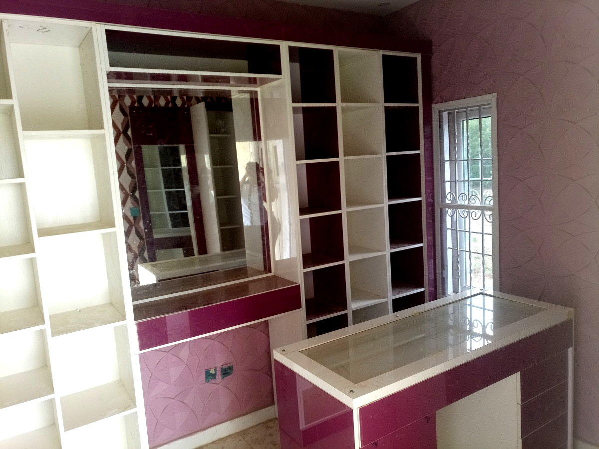 Simple Walk-In Jewellry Room